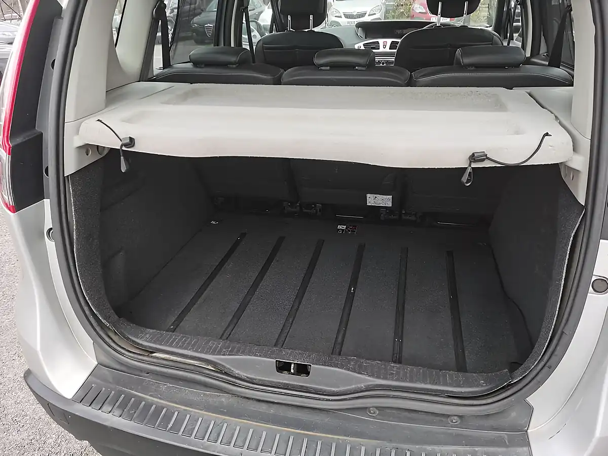 Used 2010 Renault Scenic Dynamique Tom-Tom Silver - Interior and Exterior details 12