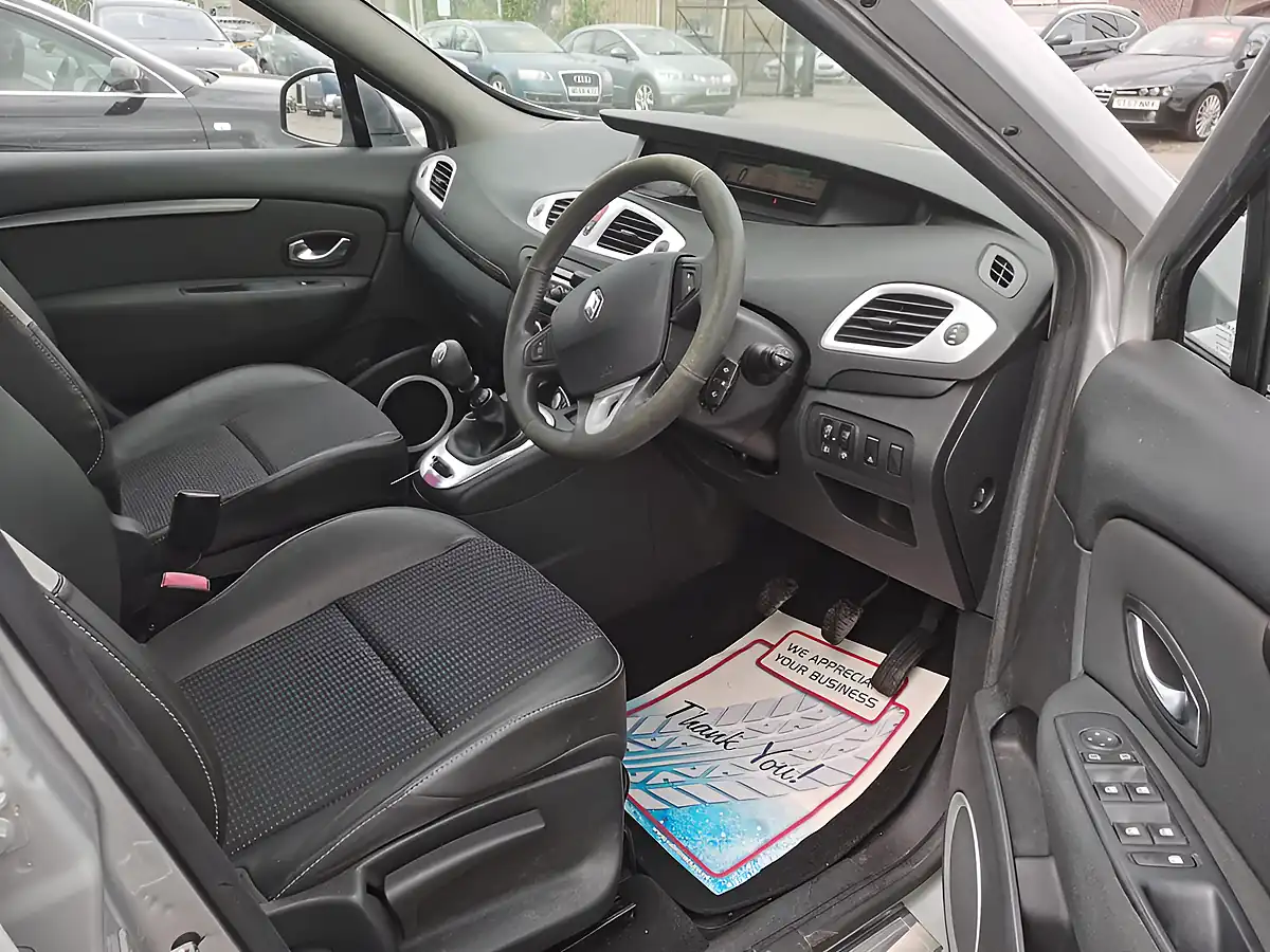 Used 2010 Renault Scenic Dynamique Tom-Tom Silver - Interior and Exterior details 7