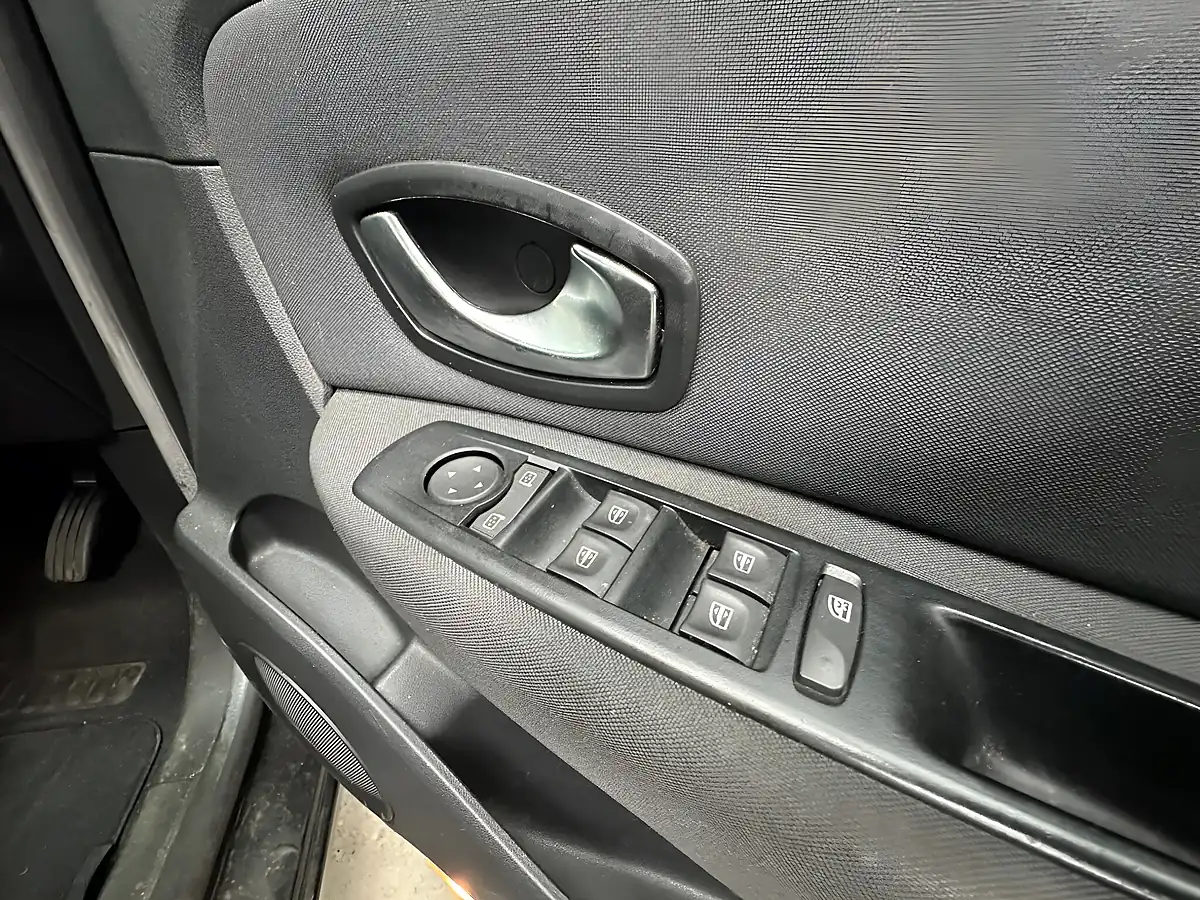 Used 2010 Renault Scenic I-Music Black - Interior and Exterior details 11