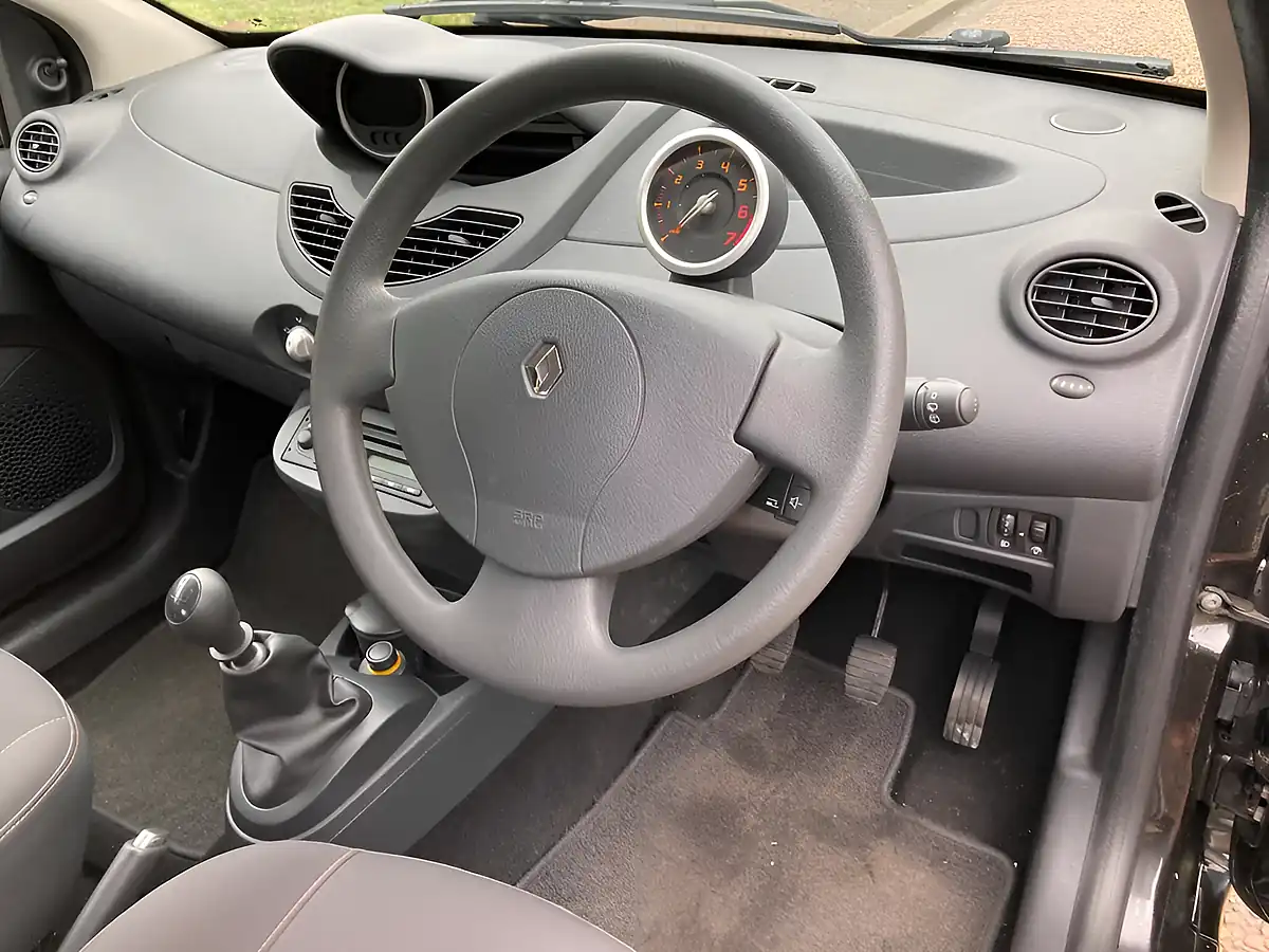 Used 2010 Renault Twingo Dynamique Black - Interior and Exterior details 13