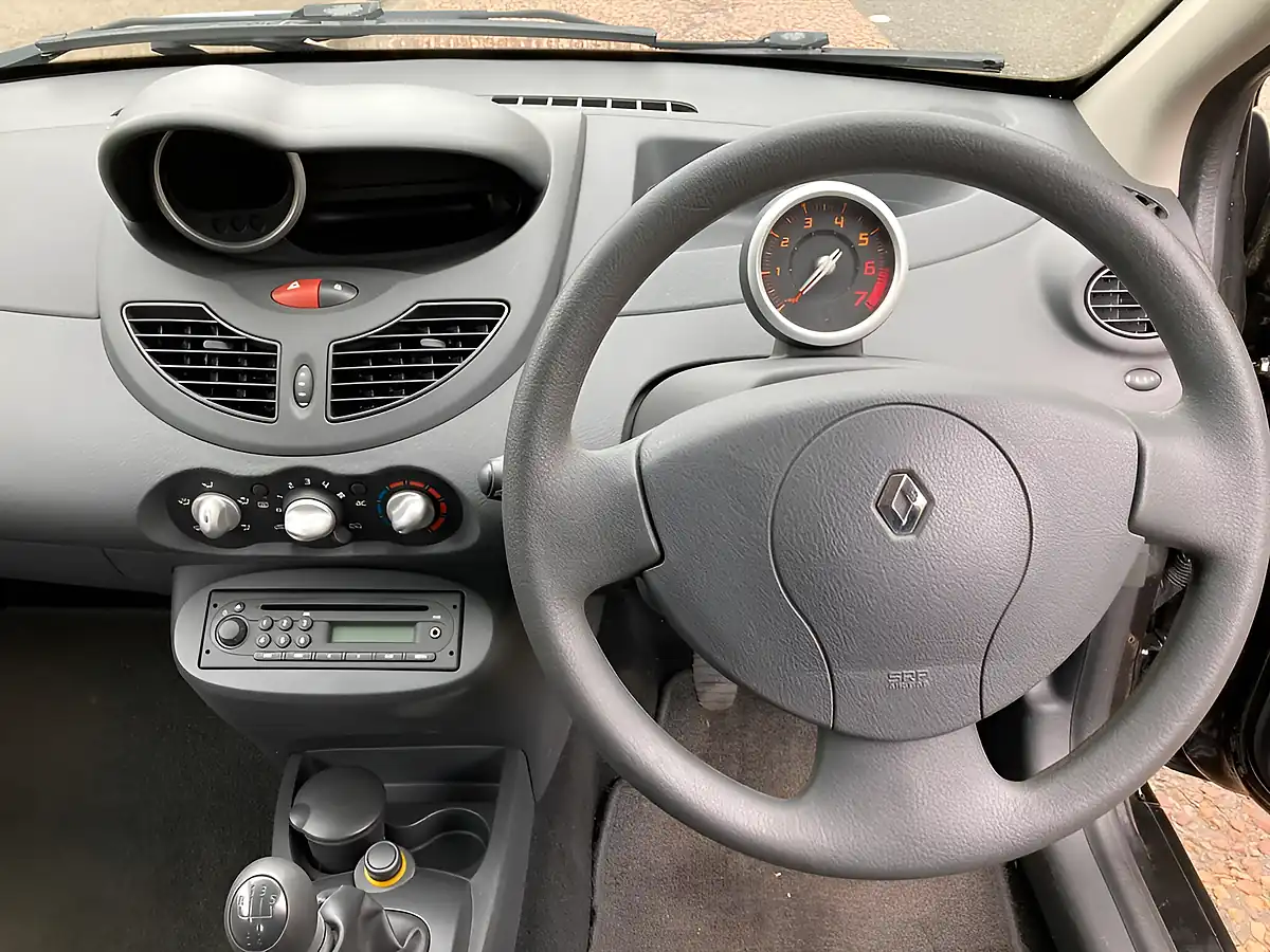 Used 2010 Renault Twingo Dynamique Black - Interior and Exterior details 14