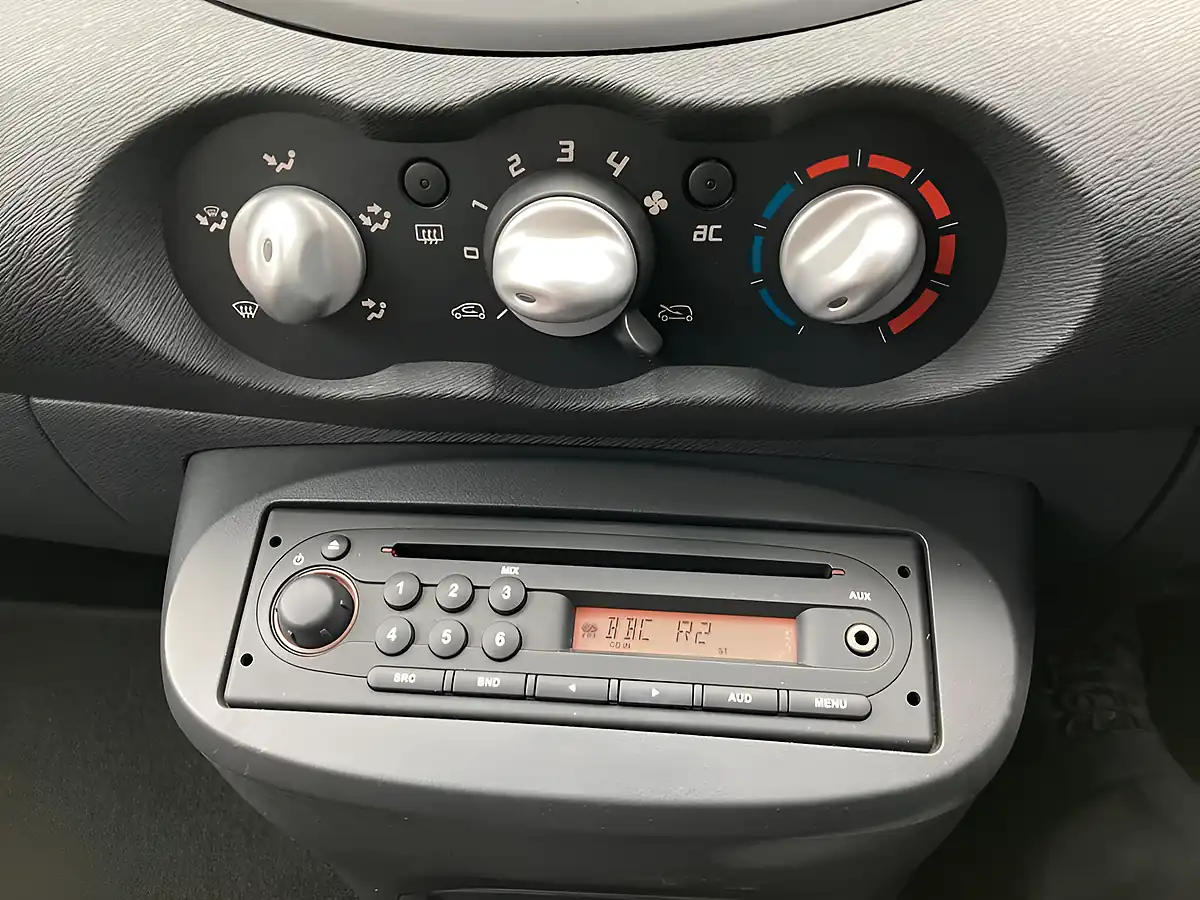 Used 2010 Renault Twingo Dynamique Black - Interior and Exterior details 17