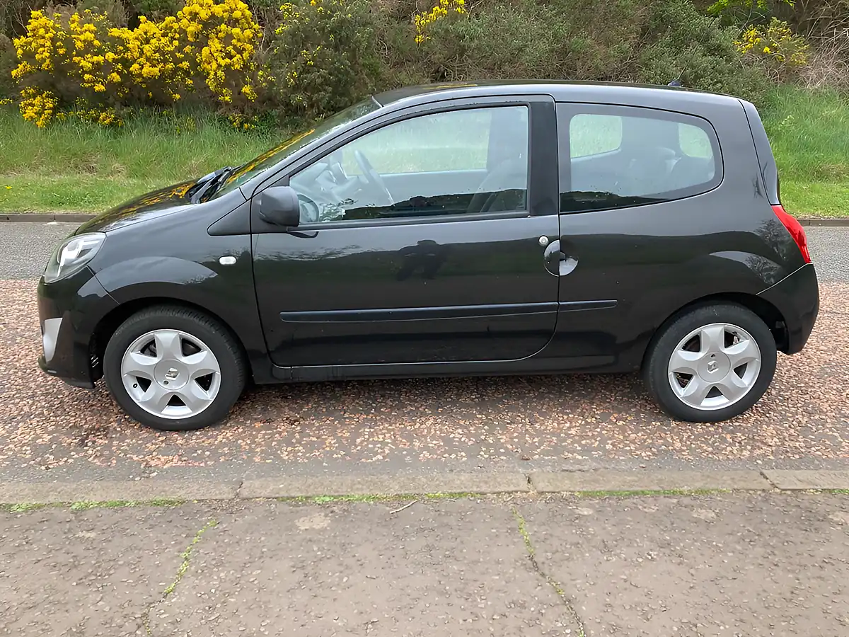 Used 2010 Renault Twingo Dynamique Black - Interior and Exterior details 5