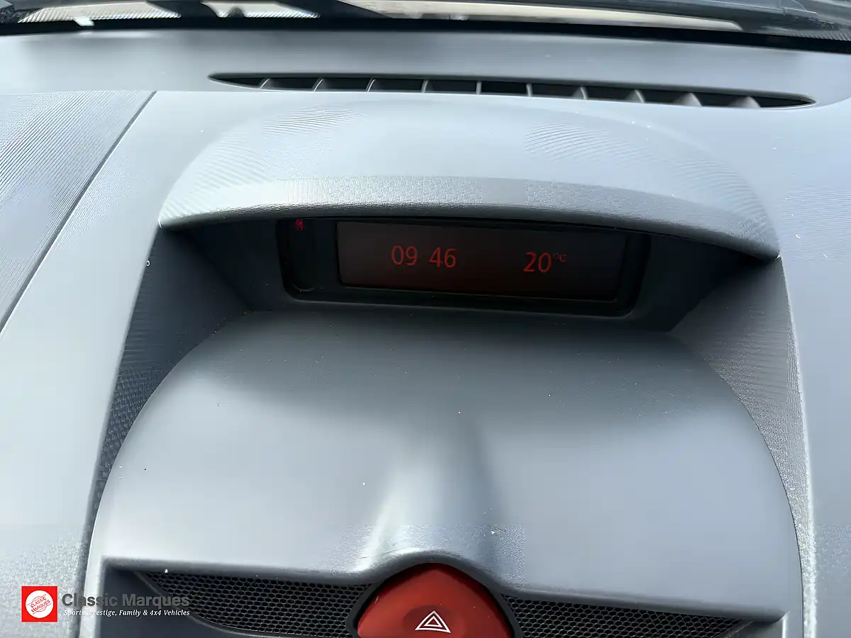 Used 2010 Renault Wind Dynamique S Black - Interior and Exterior details 16