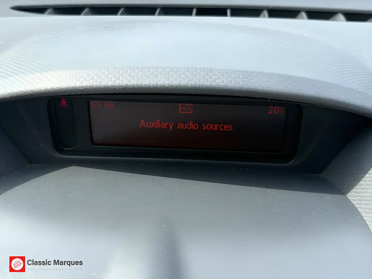 Used 2010 Renault Wind Dynamique S Black - Interior and Exterior details 17