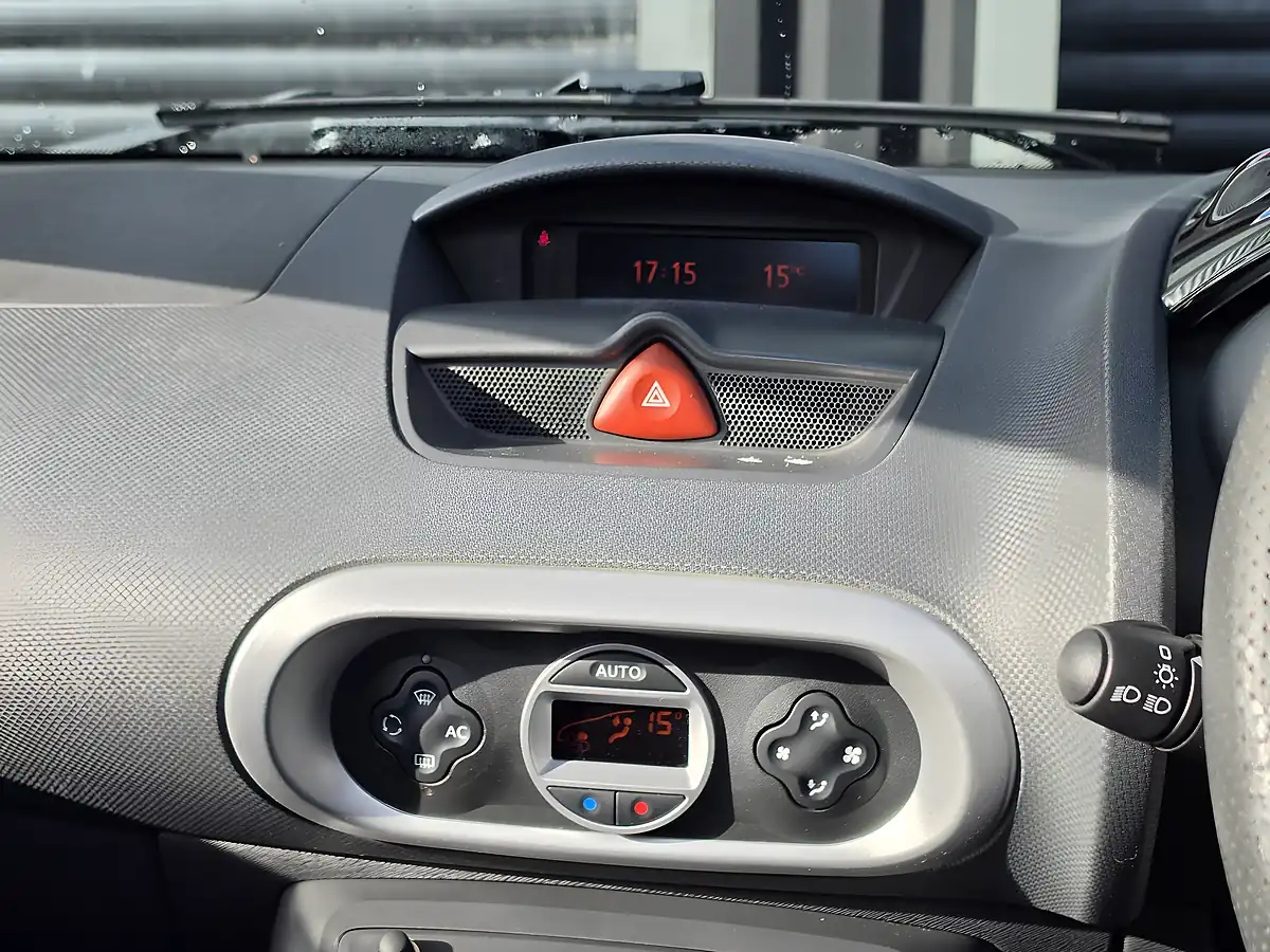 Used 2010 Renault Wind Dynamique S Black - Interior and Exterior details 10