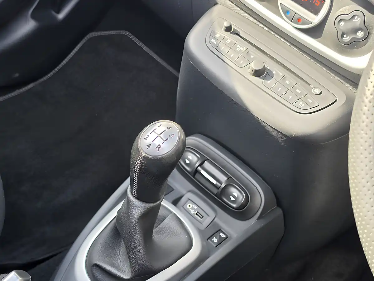 Used 2010 Renault Wind Dynamique S Black - Interior and Exterior details 11