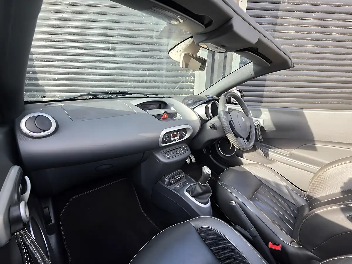 Used 2010 Renault Wind Dynamique S Black - Interior and Exterior details 8