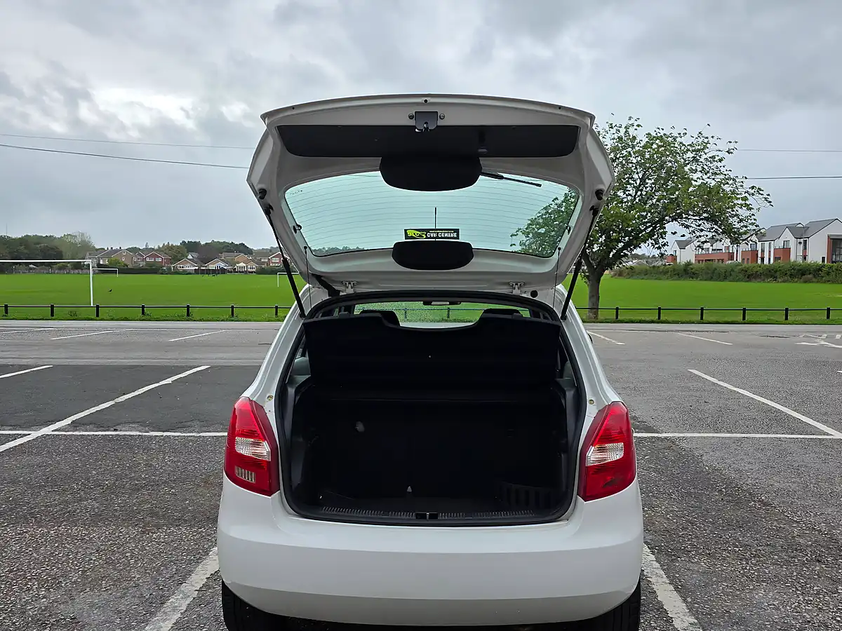 Used 2010 Skoda Fabia Se White - Interior and Exterior details 17