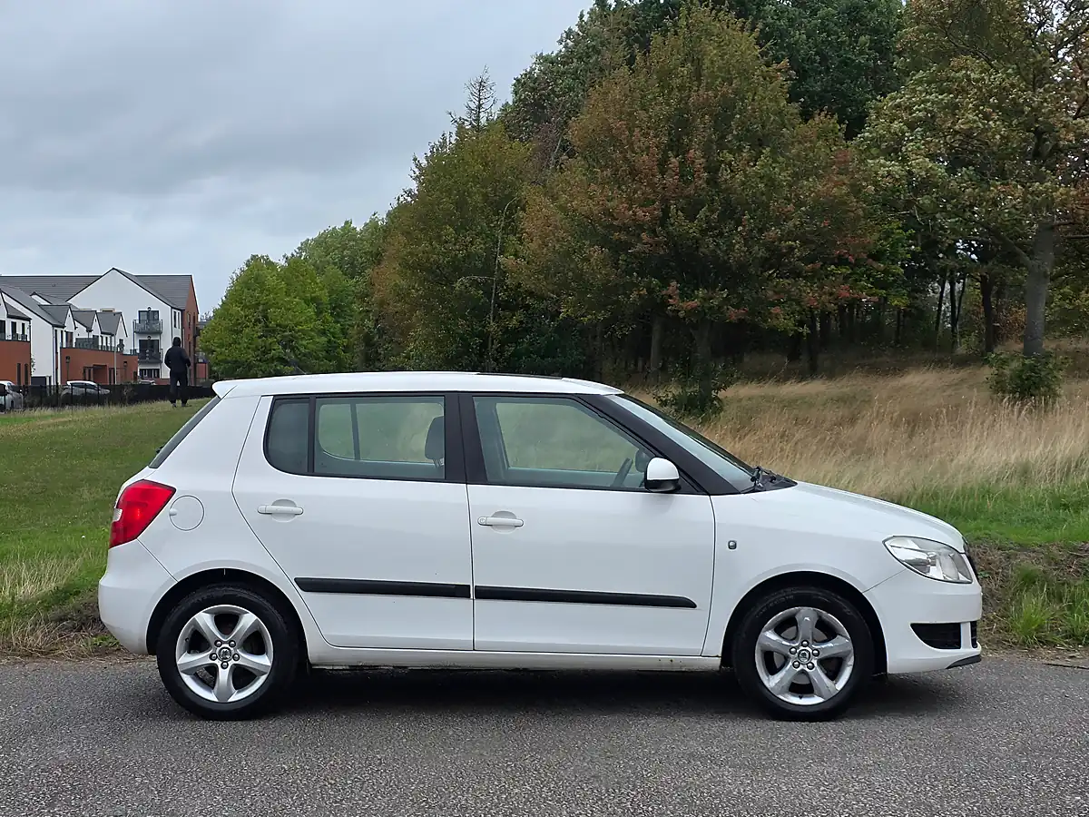 Used 2010 Skoda Fabia Se White - Interior and Exterior details 8