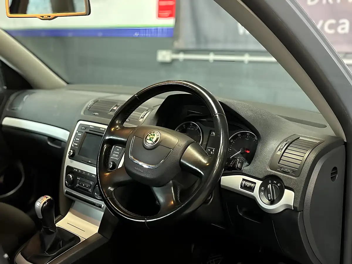 Used 2010 Skoda Octavia Blue - Interior and Exterior details 10