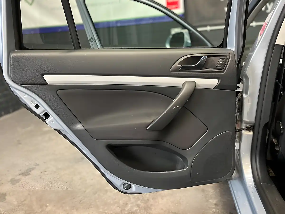 Used 2010 Skoda Octavia Blue - Interior and Exterior details 14