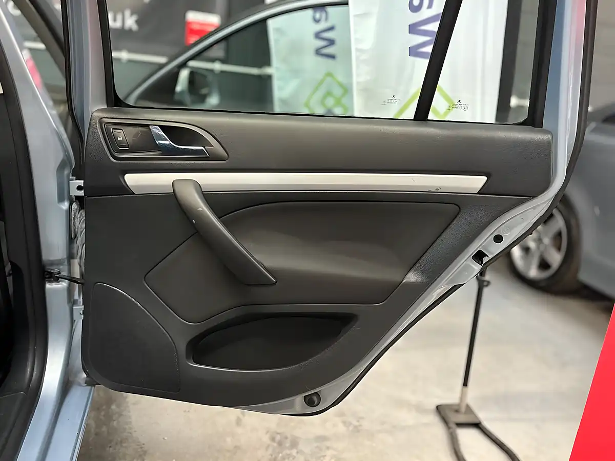 Used 2010 Skoda Octavia Blue - Interior and Exterior details 15