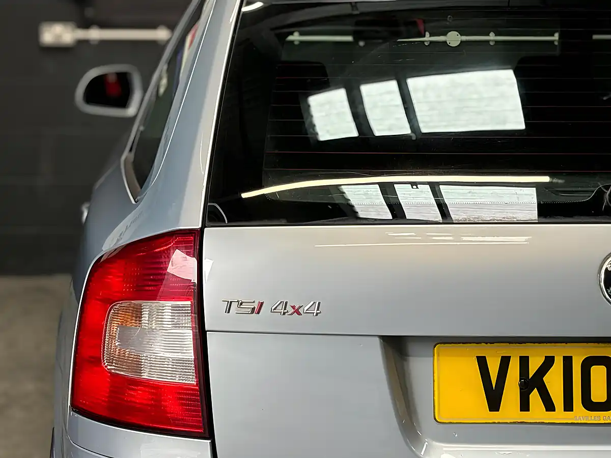 Used 2010 Skoda Octavia Blue - Interior and Exterior details 8