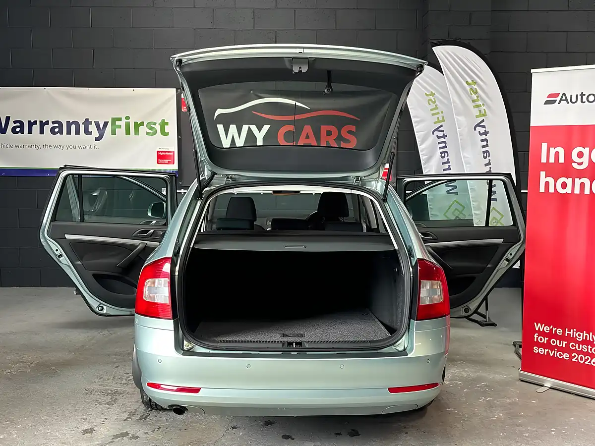 Used 2010 Skoda Octavia Elegance Green - Interior and Exterior details 11