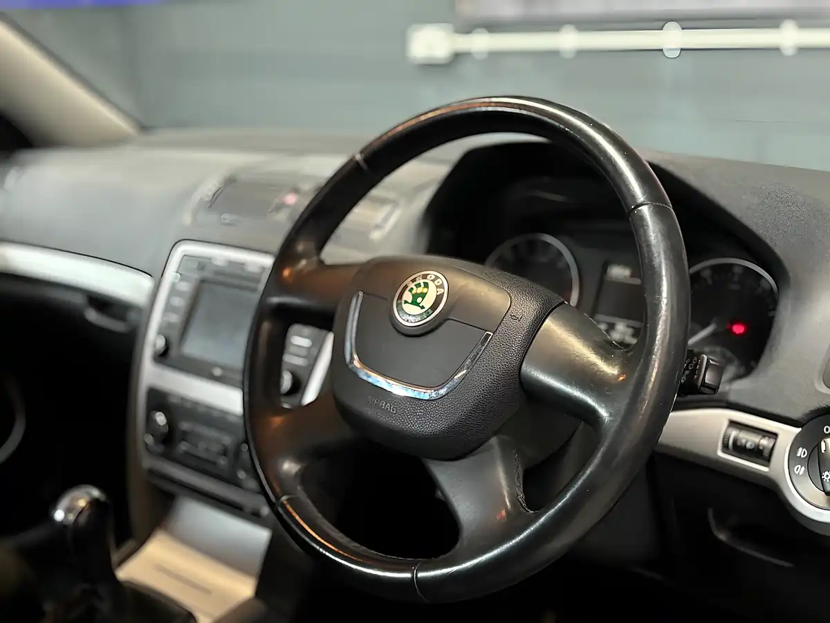 Used 2010 Skoda Octavia Elegance Green - Interior and Exterior details 13