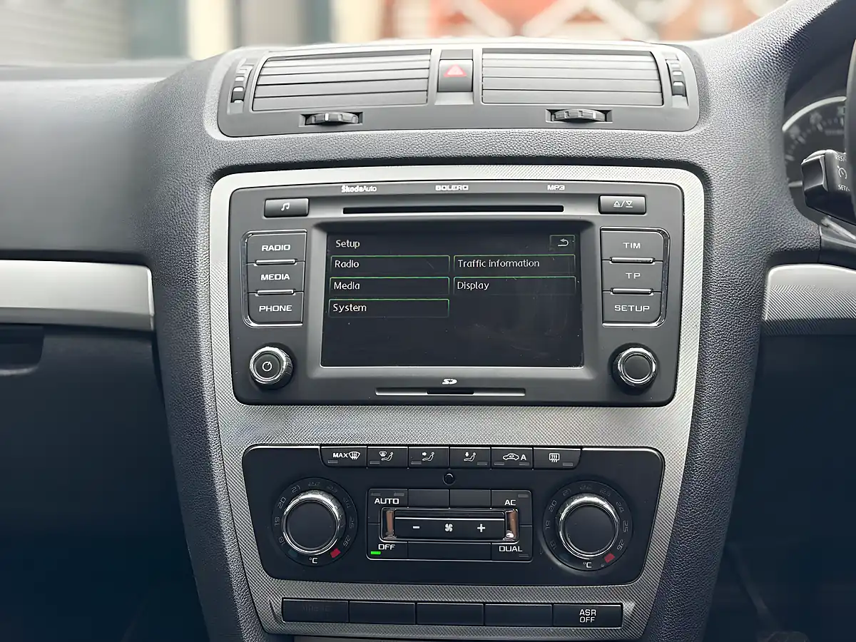 Used 2010 Skoda Octavia Elegance Green - Interior and Exterior details 17