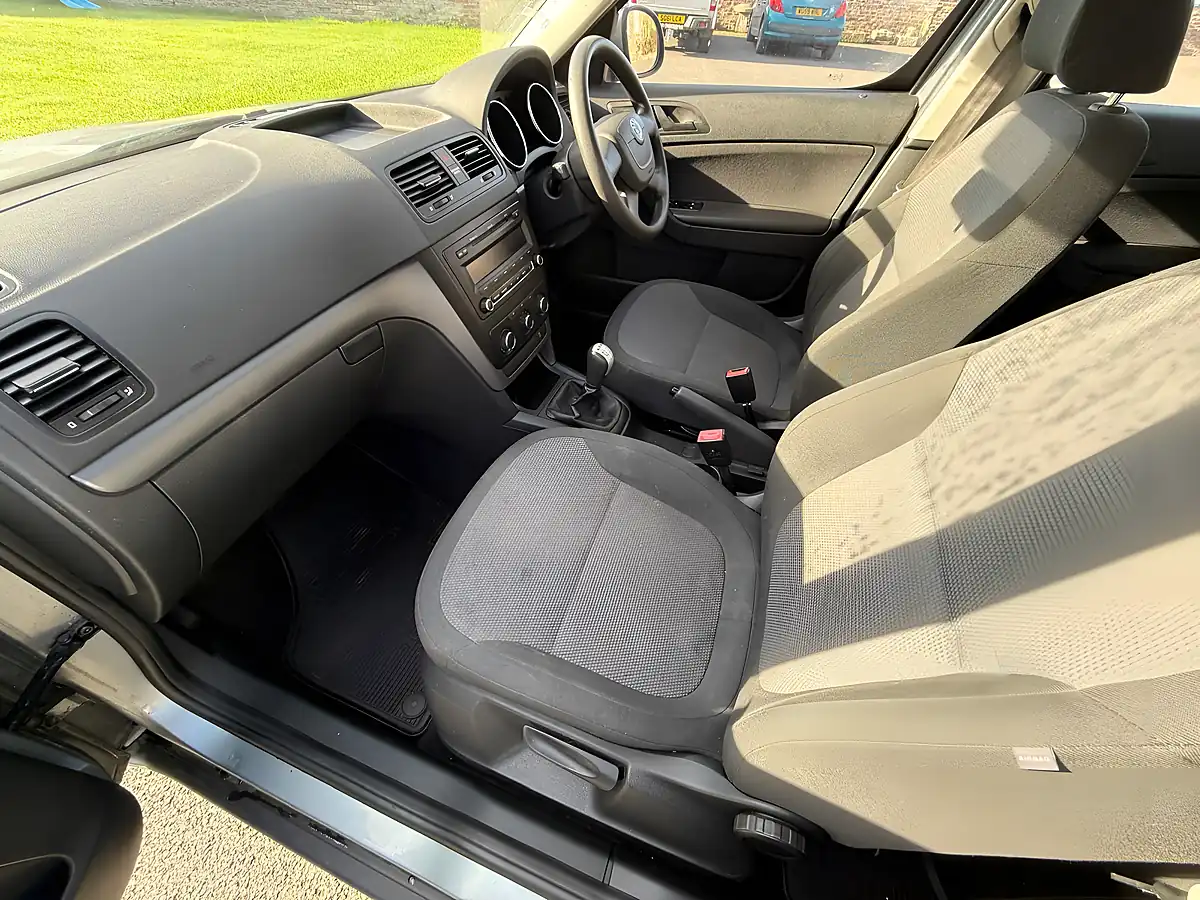 Used 2010 Skoda Yeti S Blue - Interior and Exterior details 12