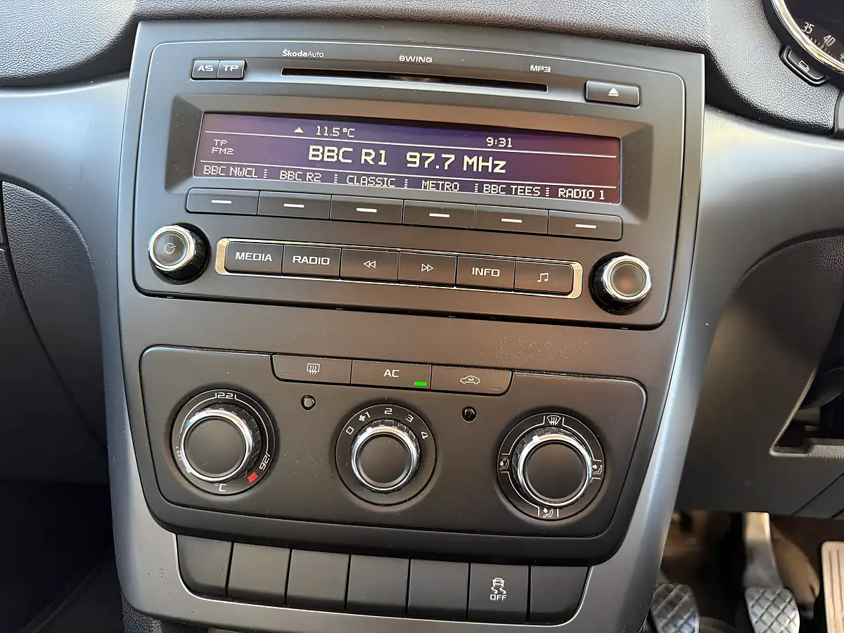 Used 2010 Skoda Yeti S Blue - Interior and Exterior details 9