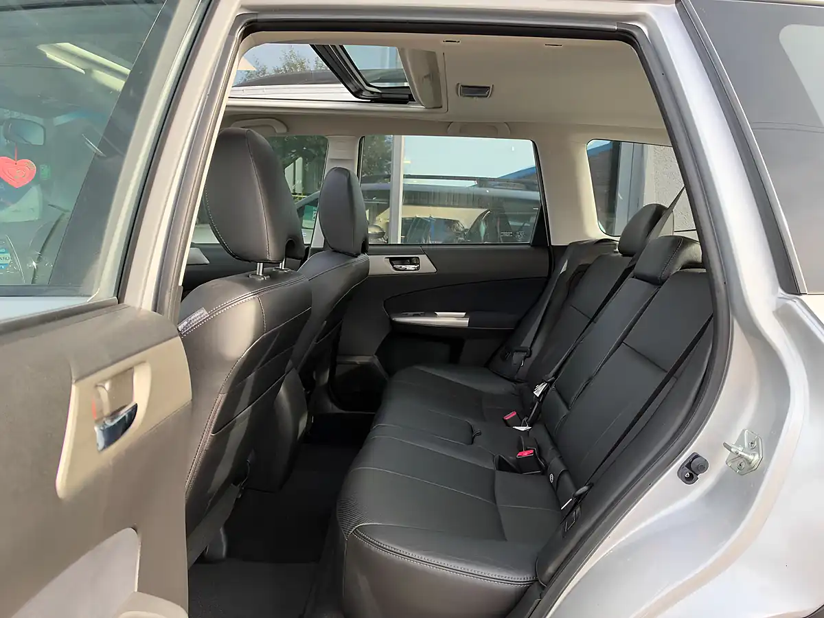 Used 2010 Subaru Forester Xs Silver - Interior and Exterior details 18