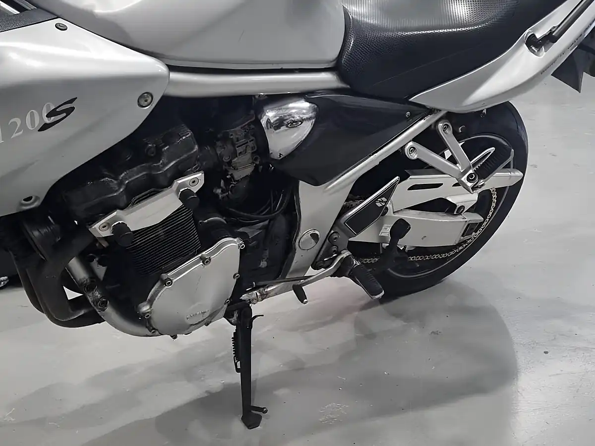 Used 2010 Suzuki Bandit S Silver - Interior and Exterior details 3