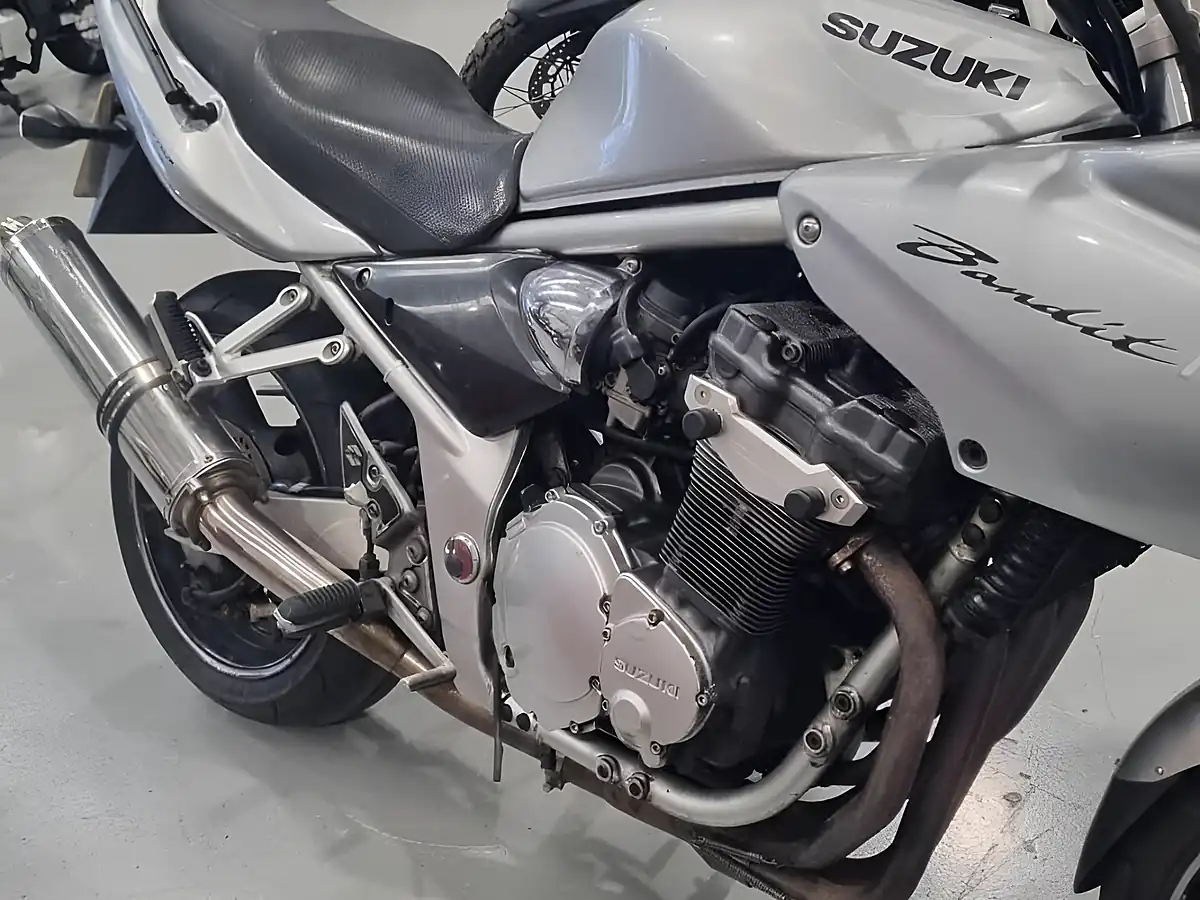 Used 2010 Suzuki Bandit S Silver - Interior and Exterior details 4