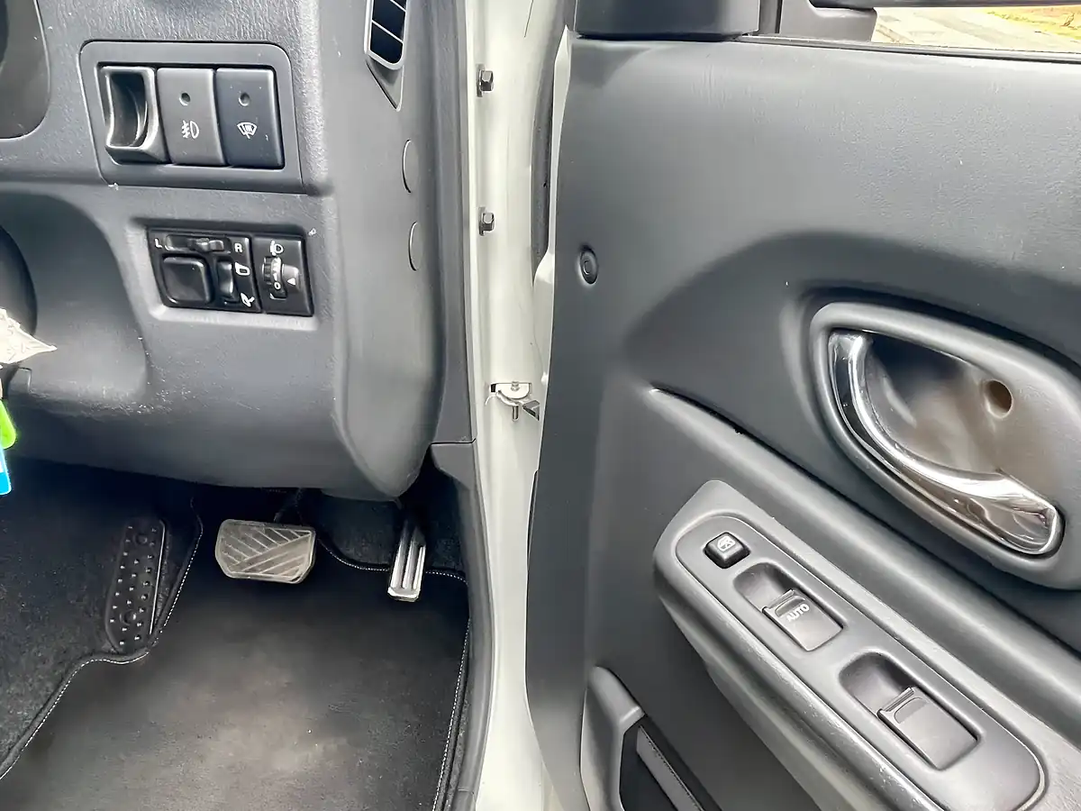 Used 2010 Suzuki Jimny X Adventure Salomon 40th Anniversary Edition White - Interior and Exterior details 17