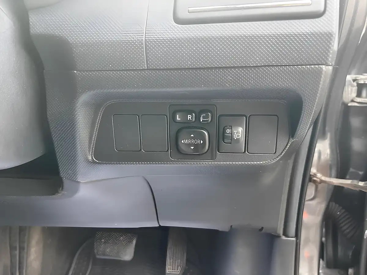 Used 2010 Toyota Auris Tr Grey - Interior and Exterior details 16