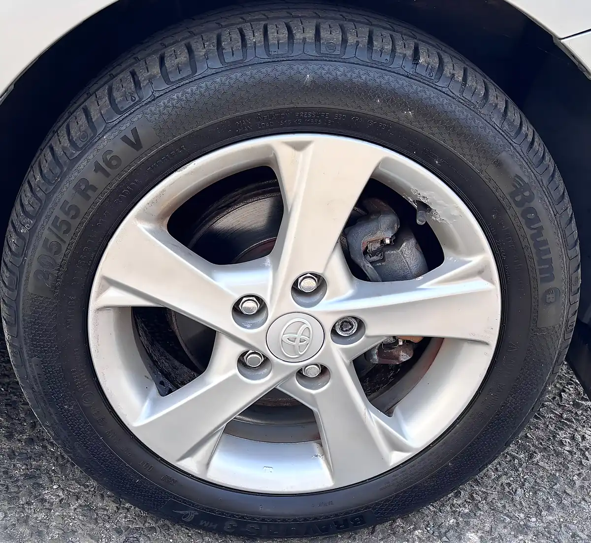 Used 2010 Toyota Auris Tr Silver - Interior and Exterior details 11