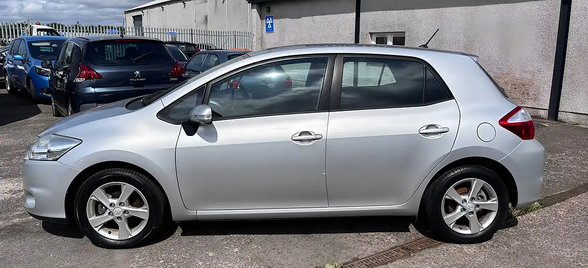 Used 2010 Toyota Auris Tr Silver - Interior and Exterior details 3