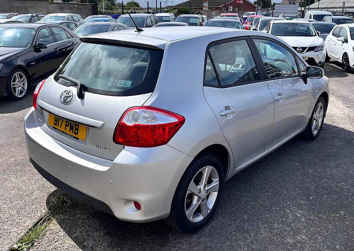 Used 2010 Toyota Auris Tr Silver - Interior and Exterior details 7