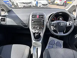 Used 2010 Toyota Auris Tr Silver - Interior and Exterior details 8