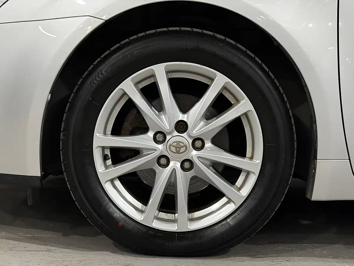 Used 2010 Toyota Avensis Tr Silver - Interior and Exterior details 12