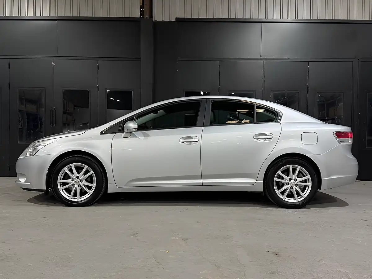 Used 2010 Toyota Avensis Tr Silver - Interior and Exterior details 13