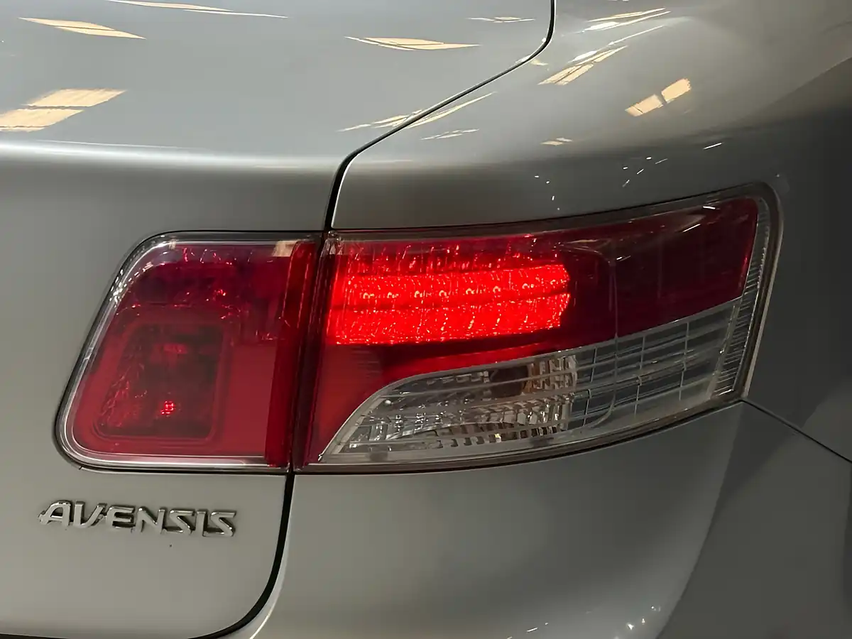 Used 2010 Toyota Avensis Tr Silver - Interior and Exterior details 5