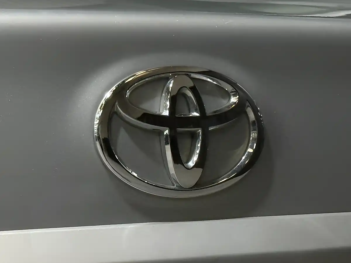 Used 2010 Toyota Avensis Tr Silver - Interior and Exterior details 6
