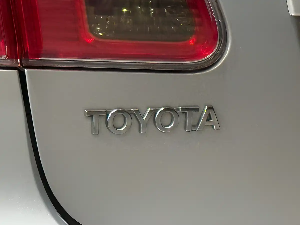 Used 2010 Toyota Avensis Tr Silver - Interior and Exterior details 7
