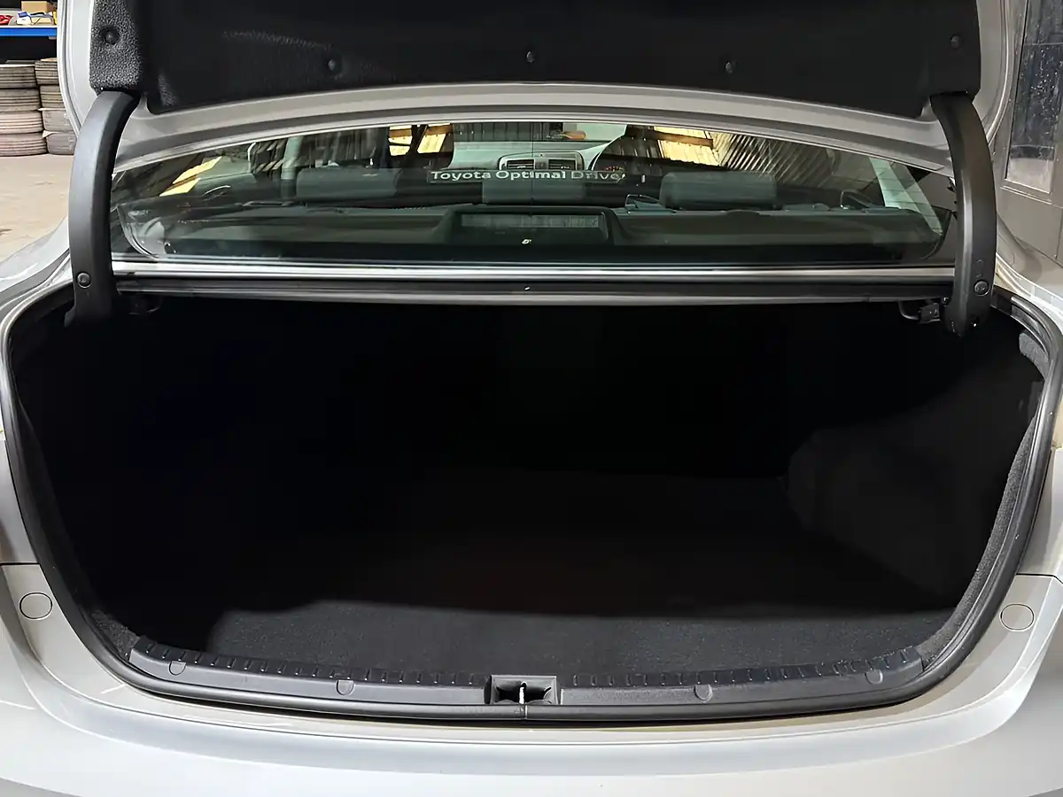 Used 2010 Toyota Avensis Tr Silver - Interior and Exterior details 9
