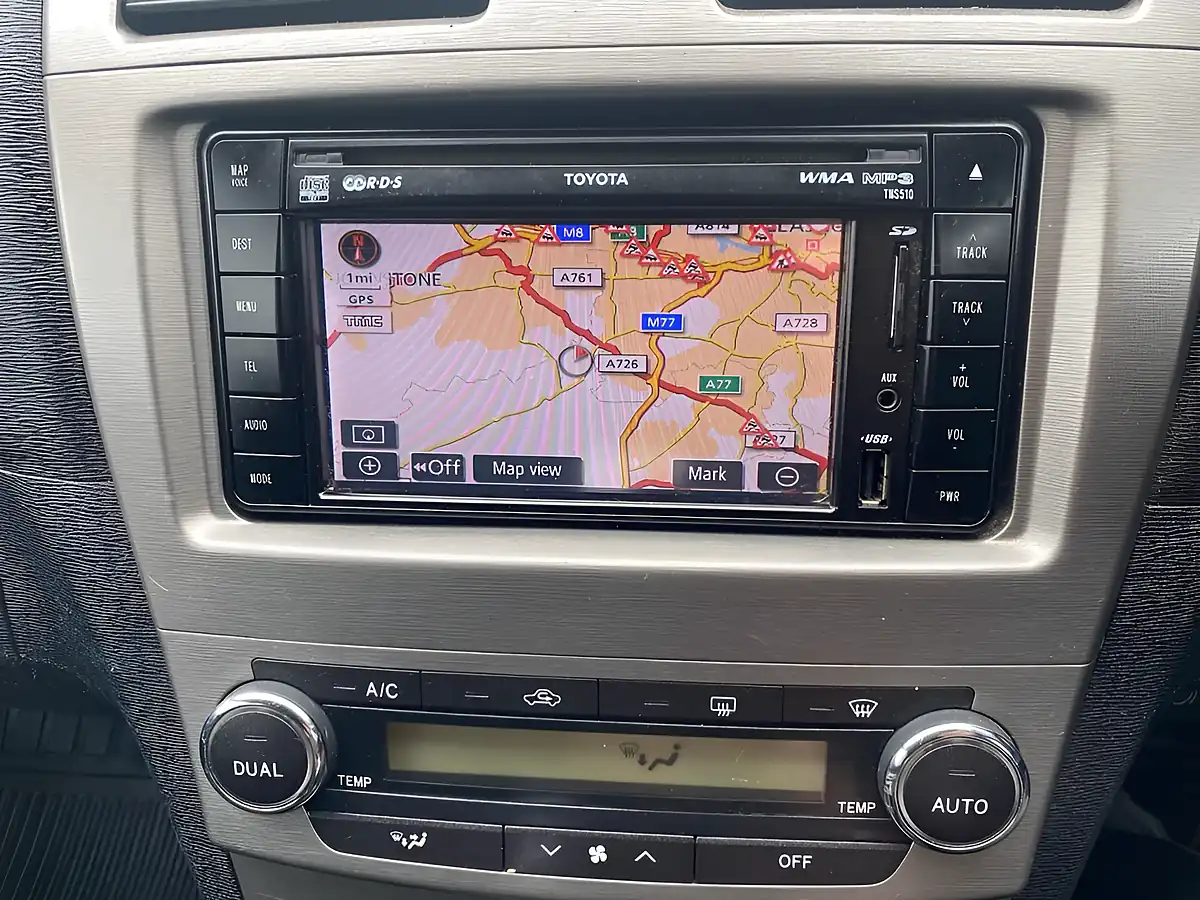 Used 2010 Toyota Avensis Tr Tourer Nav Silver - Interior and Exterior details 11