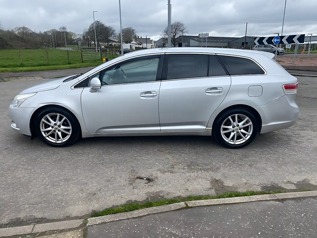 Used 2010 Toyota Avensis Tr Tourer Nav Silver - Interior and Exterior details 14