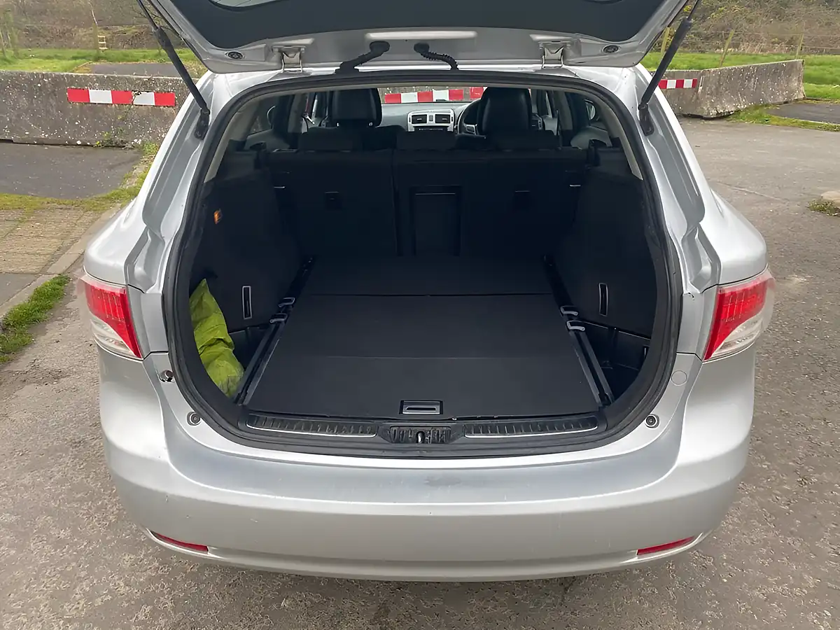 Used 2010 Toyota Avensis Tr Tourer Nav Silver - Interior and Exterior details 4