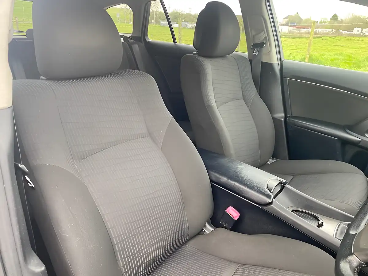 Used 2010 Toyota Avensis Tr Tourer Nav Silver - Interior and Exterior details 8