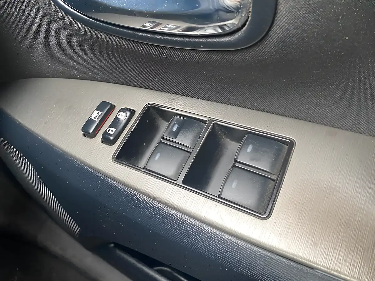 Used 2010 Toyota Avensis Tr Tourer Nav Silver - Interior and Exterior details 9