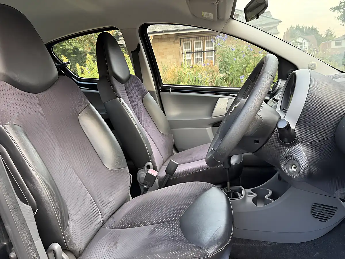 Used 2010 Toyota Aygo Black Black - Interior and Exterior details 12