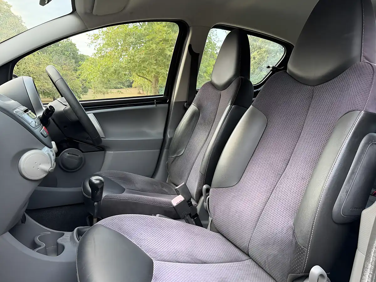 Used 2010 Toyota Aygo Black Black - Interior and Exterior details 13