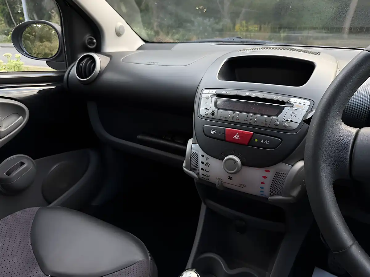 Used 2010 Toyota Aygo Black Black - Interior and Exterior details 19