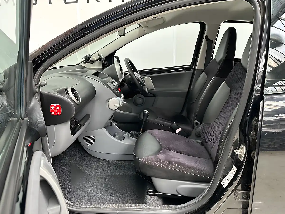 Used 2010 Toyota Aygo Black Euro 4 5dr (ac) Black - Interior and Exterior details 9