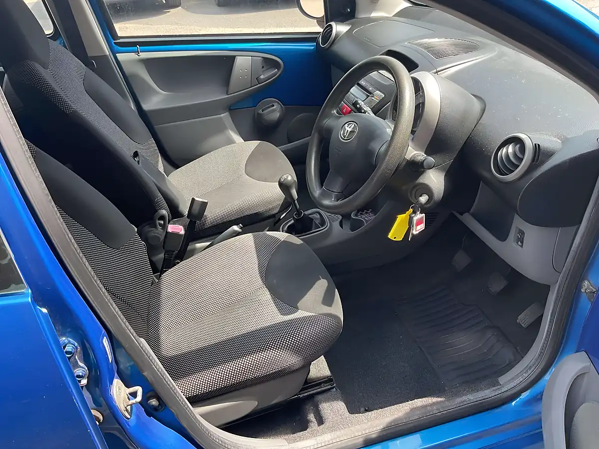 Used 2010 Toyota Aygo Blue Blue - Interior and Exterior details 10