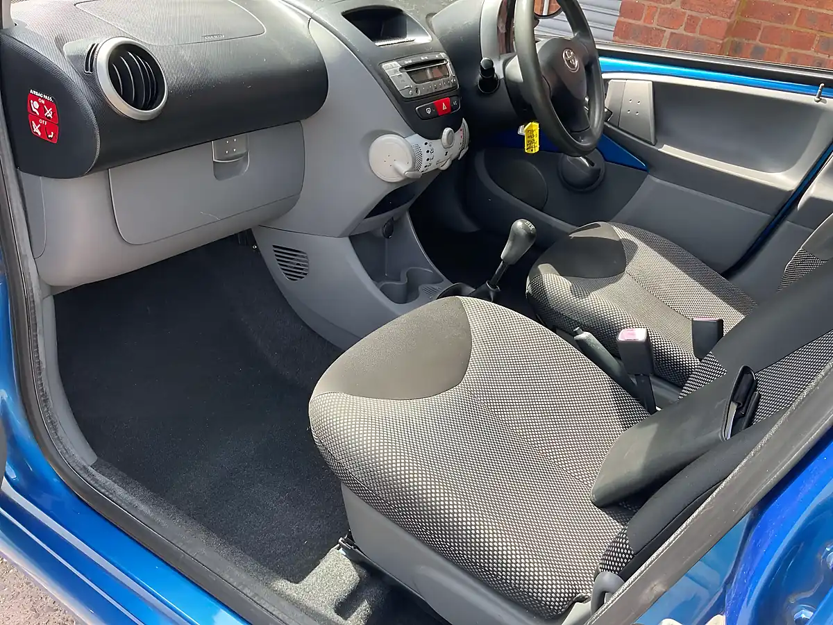 Used 2010 Toyota Aygo Blue Blue - Interior and Exterior details 7