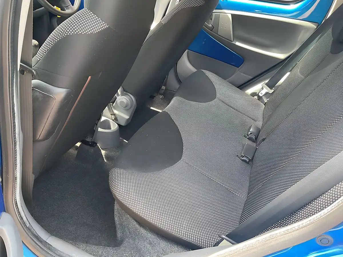 Used 2010 Toyota Aygo Blue Blue - Interior and Exterior details 9